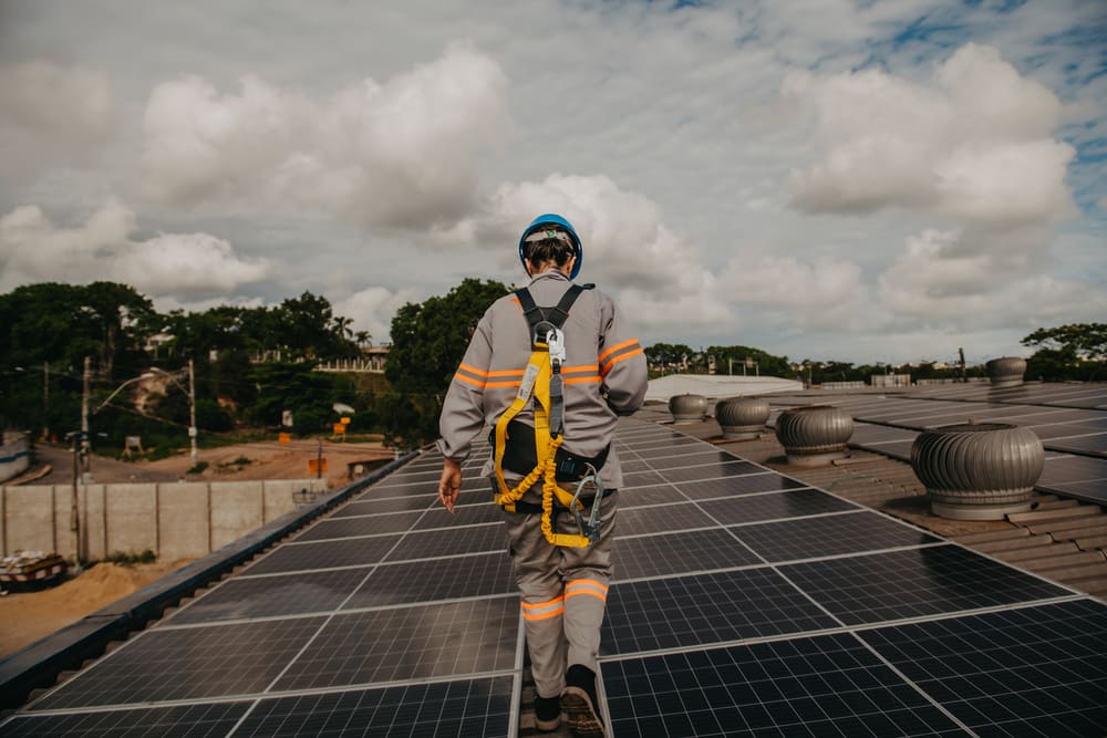 découvrez pourquoi le métier d'installateur photovoltaïque est un choix d'avenir. avec l'essor des énergies renouvelables, ce métier offre des perspectives d'emploi prometteuses et un impact positif sur l'environnement. formez-vous dès maintenant pour rejoindre cette industrie en pleine expansion !
