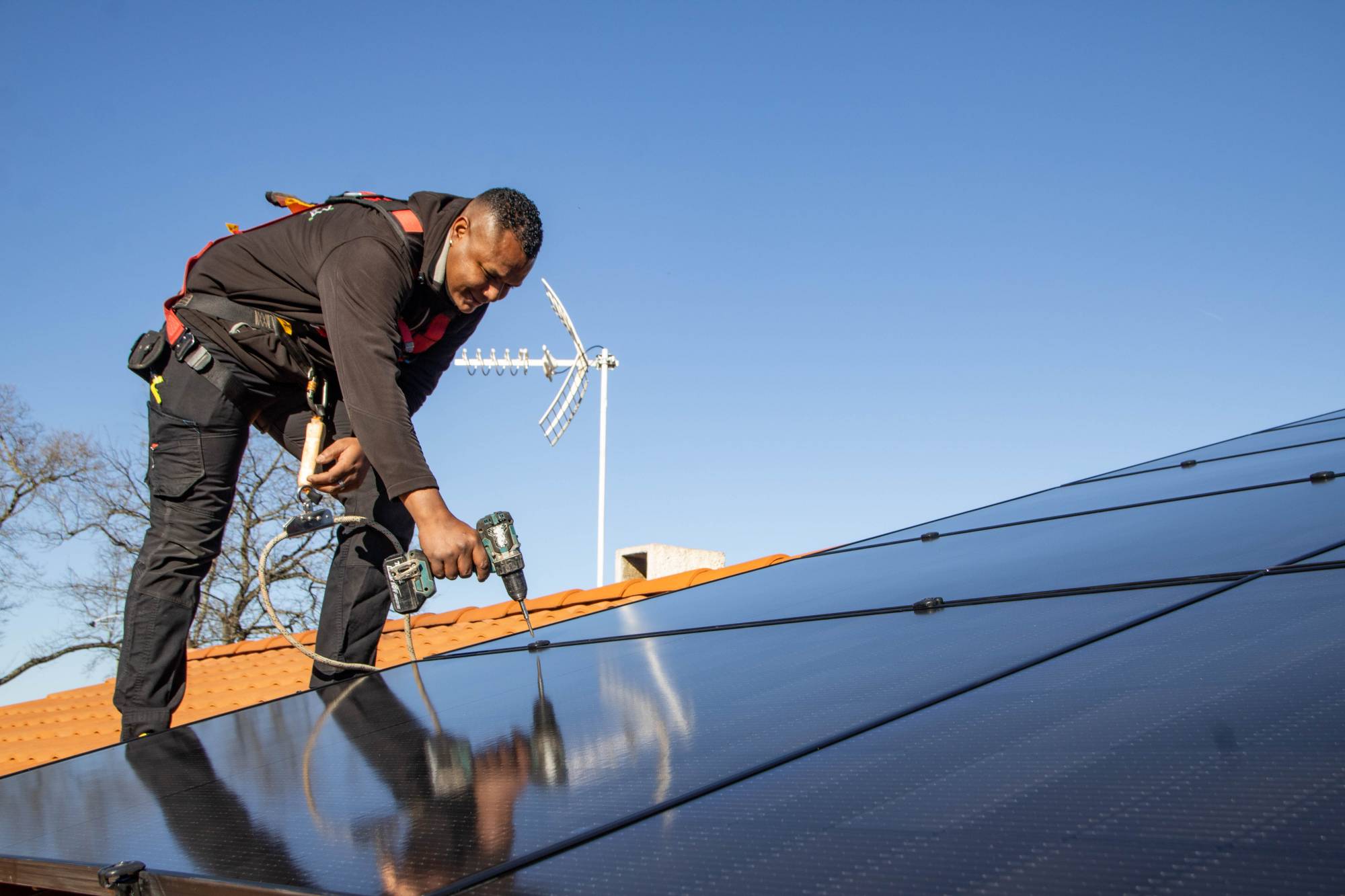 découvrez nos services d'installation de panneaux photovoltaïques à toulouse. profitez d'une énergie renouvelable et d'économies sur vos factures d'électricité grâce à nos experts qualifiés.