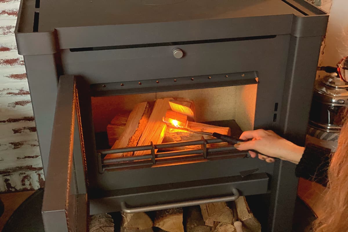 découvrez notre service d'installateur de poêles à bois dans le département 06. profitez d'une installation professionnelle et adaptée à vos besoins pour un chauffage efficace et écologique. contactez-nous pour un devis personnalisé.