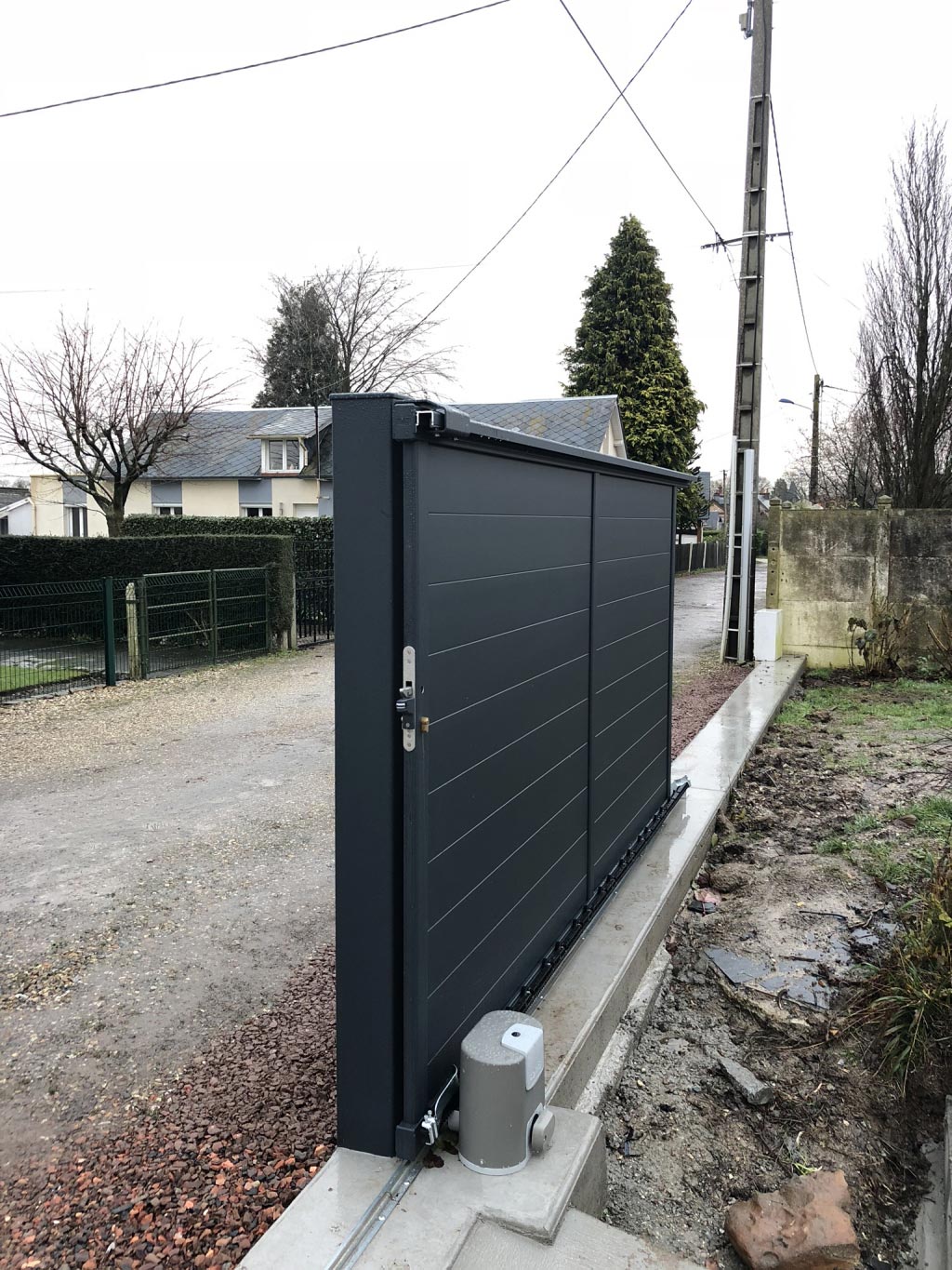 découvrez nos services d'installation de portails sur mesure, adaptés à vos besoins et à votre espace extérieur. faites confiance à nos experts pour un travail de qualité et un résultat esthétique qui embellira votre propriété.