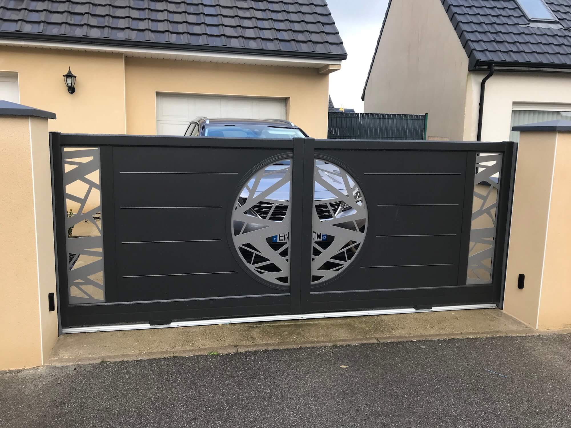 découvrez nos services d'installation de portails sur mesure pour sécuriser et embellir votre propriété. profitez d'une expertise professionnelle pour un résultat à la hauteur de vos attentes.