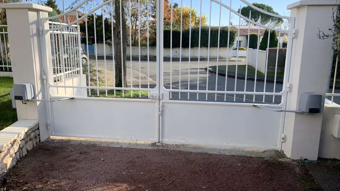 découvrez nos services d'installation de portails motorisés pour allier sécurité et confort à votre domicile. nos experts vous accompagnent dans le choix et la pose de solutions adaptées à vos besoins.