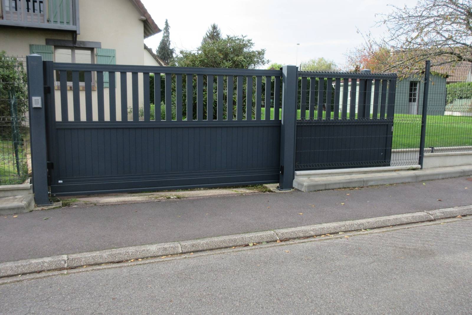 découvrez notre service d'installation de portails motorisés, alliant sécurité et modernité. nos experts vous accompagnent pour choisir le portail parfait, adapté à vos besoins et votre budget. profitez d'une installation rapide et d'une qualité de service irréprochable pour sécuriser votre propriété.