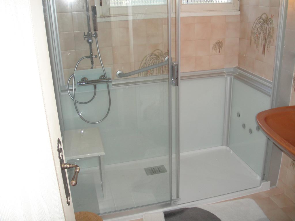 découvrez nos services d'installation de douches sur mesure pour transformer votre salle de bain en un espace moderne et fonctionnel. faites confiance à nos installateurs expérimentés pour un résultat rapide et de qualité.