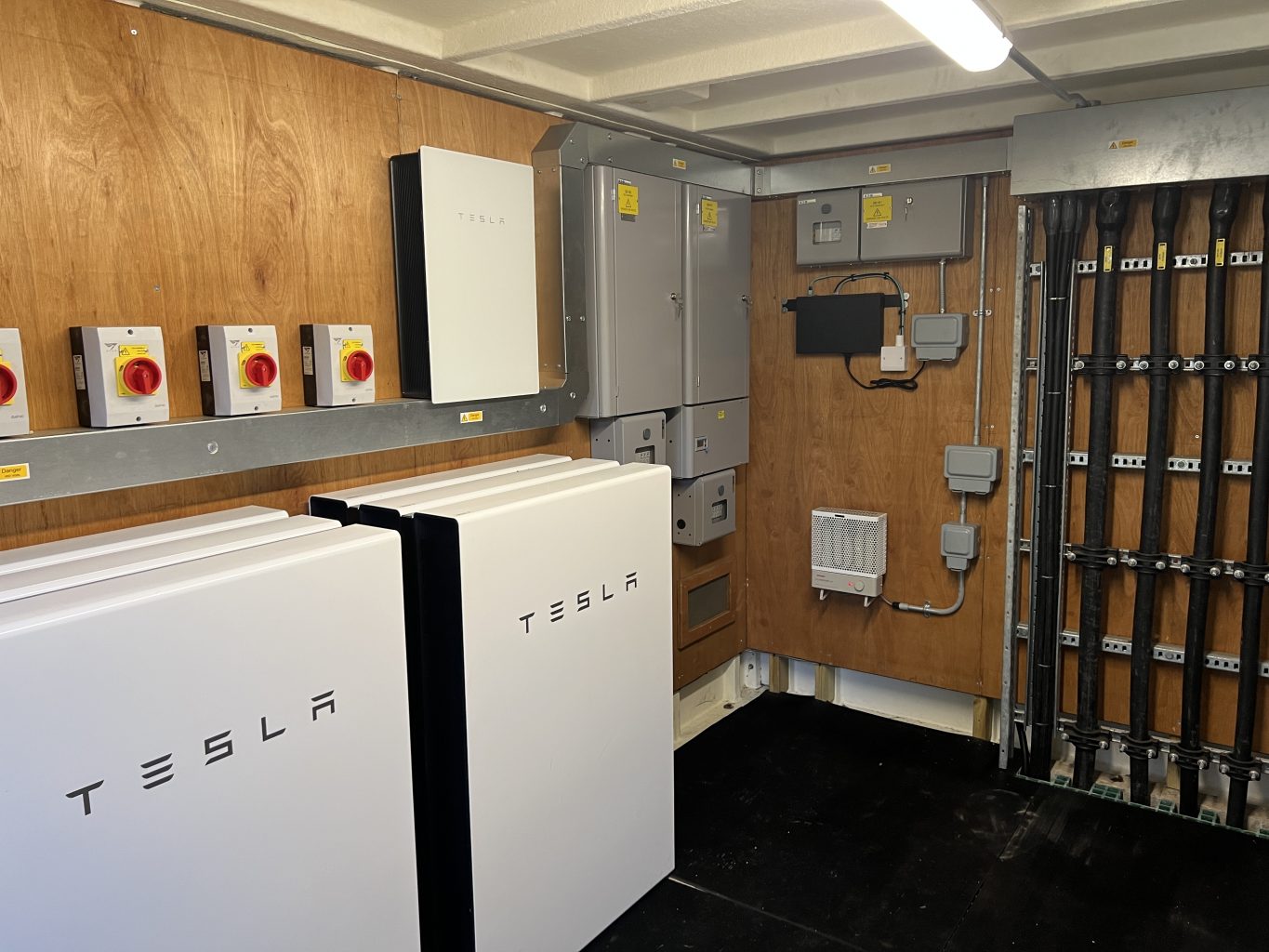 découvrez notre service d'installation de powerwall, la solution de stockage d'énergie idéale pour optimiser votre consommation électrique. profitez d'une énergie propre et fiable tout en réduisant vos factures d'électricité. contactez-nous pour une installation professionnelle et personnalisée.