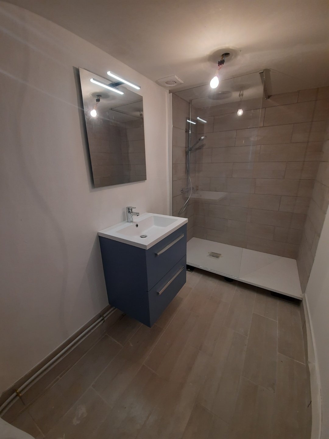 découvrez nos services d'installateur de salle de bain à calais. nous vous aidons à concevoir et réaliser la salle de bain de vos rêves avec des matériaux de qualité et un savoir-faire expert. contactez-nous pour un devis personnalisé et transformez votre espace dès aujourd'hui !