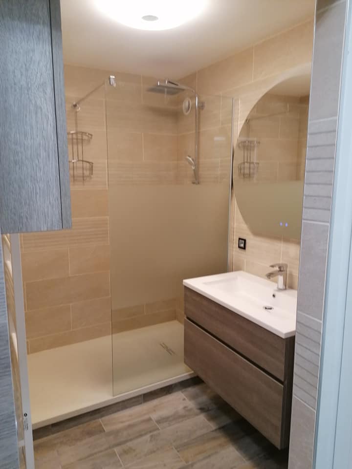 découvrez notre service d'installateur de salles de bain à calais, spécialisé dans la conception et la réalisation de bains modernes et fonctionnels. profitez d'un accompagnement personnalisé et d'une installation de qualité pour transformer votre espace en oasis de bien-être.