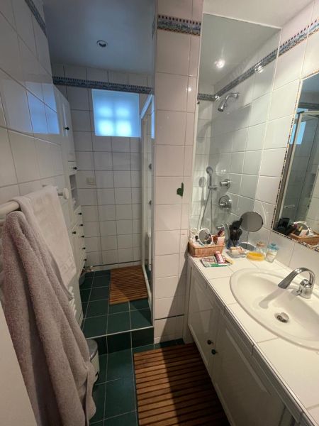 découvrez nos services d'installateur de salle de bain à paris, spécialisés dans la conception et l'aménagement d'espaces modernes et fonctionnels. notre équipe d'experts vous accompagne de la sélection des matériaux à l'installation finale pour une transformation réussie de votre salle de bain.