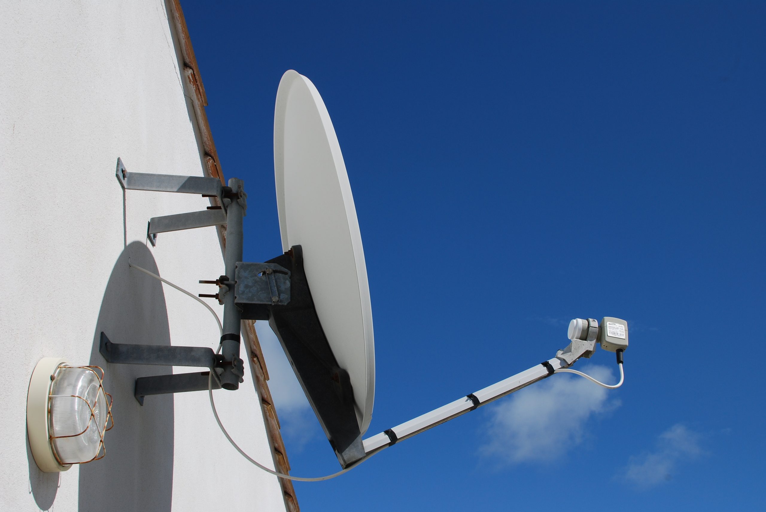 découvrez nos services d'installation de satellites de qualité, assurant une réception optimale et un accès à une multitude de chaînes tv. faites confiance à notre équipe d'experts pour un service rapide et professionnel, adapté à vos besoins spécifiques.