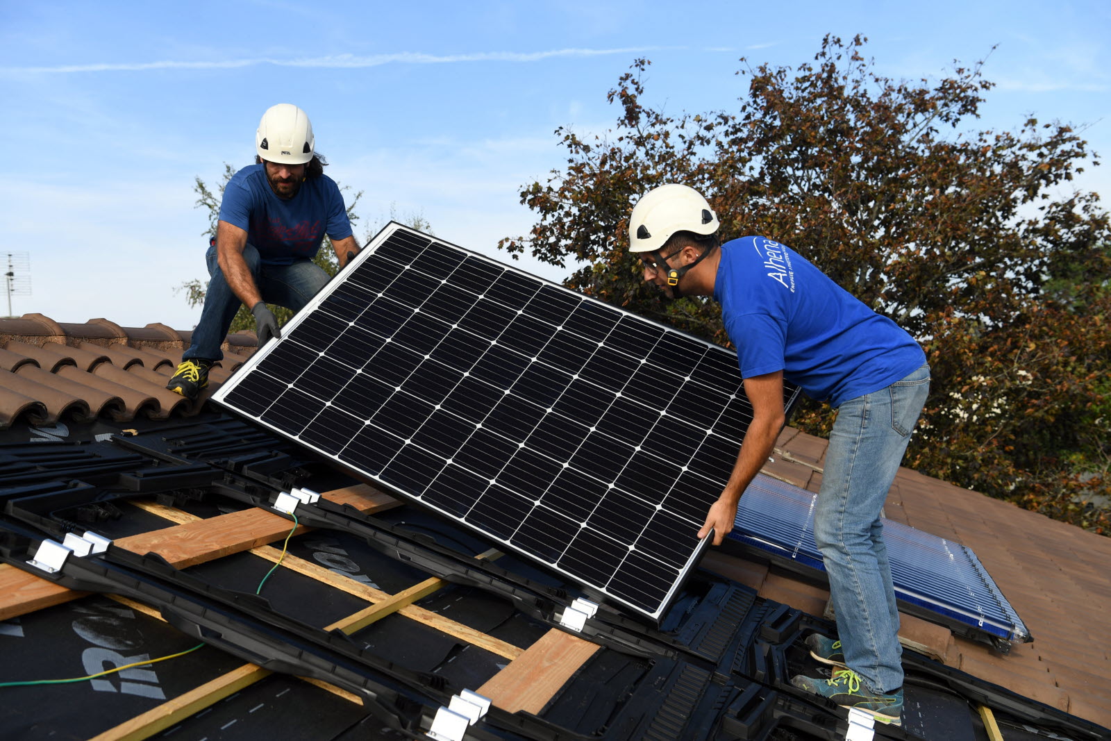 découvrez les services d'un installateur solaire dans l'ain pour optimiser votre installation photovoltaïque. profitez d'une énergie renouvelable et d'économies sur vos factures d'électricité grâce à des solutions sur mesure adaptées à vos besoins.