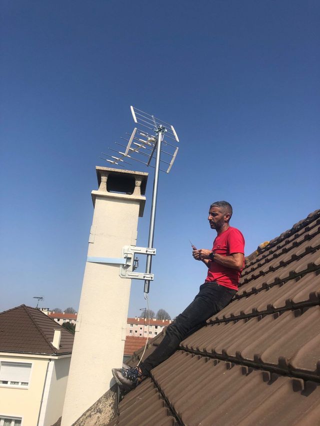 découvrez nos services d'installation tnt professionnels et fiables. bénéficiez d'une réception optimale des chaînes de la télévision numérique terrestre grâce à nos installateurs expérimentés. contactez-nous pour un devis gratuit !