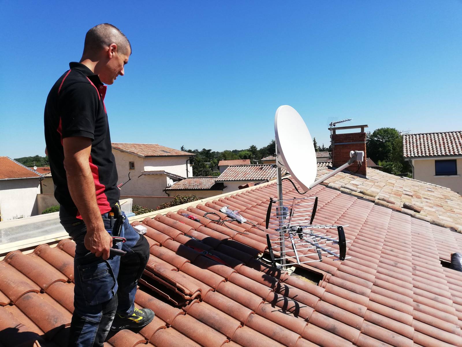 trouvez le meilleur installateur tv près de chez vous pour une installation professionnelle de votre téléviseur. profitez d'un service rapide et fiable, garantissant une configuration optimale de votre équipement. contactez-nous dès aujourd'hui pour un devis gratuit !