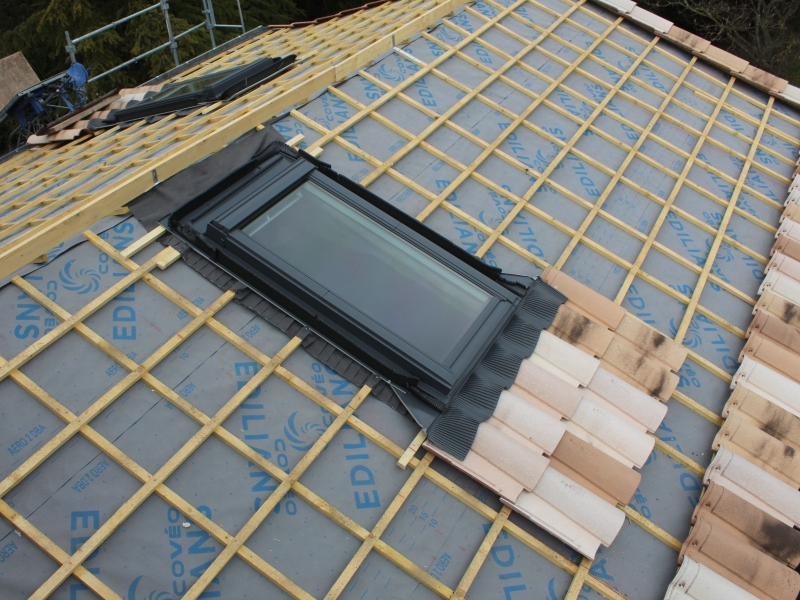 découvrez nos services d'installation de fenêtres de toit velux. profitez d'une lumière naturelle optimale et d'une meilleure ventilation grâce à nos professionnels qualifiés. contactez-nous pour un devis personnalisé et transformez votre intérieur dès aujourd'hui!