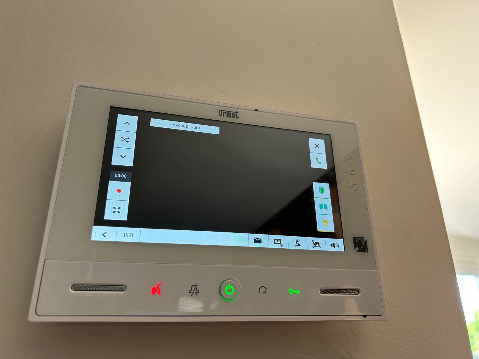 découvrez nos services d'installation de visiophones adaptés à vos besoins. profitez d'une sécurité optimale et d'un confort d'utilisation avec nos équipements de haute qualité. contactez-nous pour un devis personnalisé.