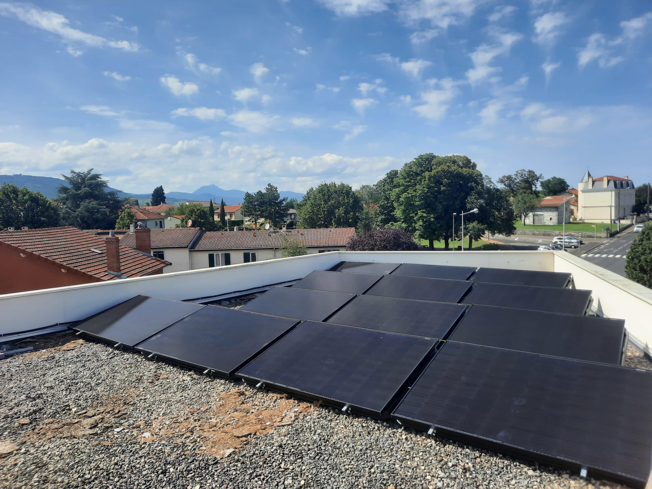 découvrez nos installateurs photovoltaïques en auvergne, experts en solutions énergétiques durables. profitez d'une installation de panneaux solaires de qualité, adaptée à vos besoins, pour réduire vos factures d'électricité et contribuer à un avenir plus vert.