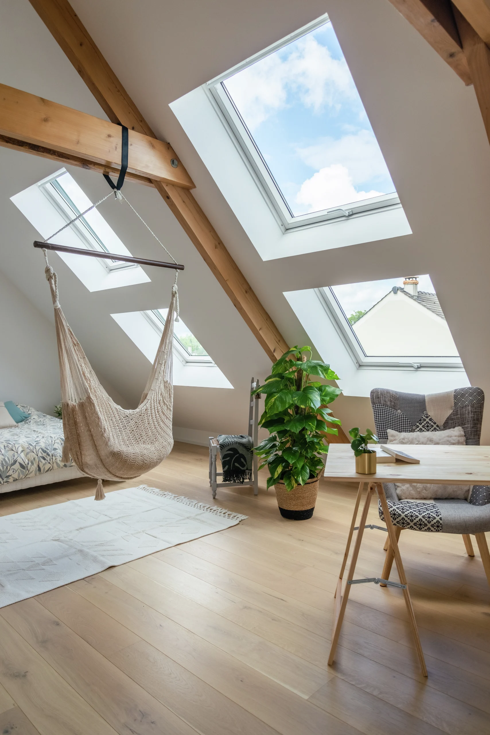 faites confiance à des installateurs velux professionnels pour transformer votre espace avec des fenêtres de toit sur mesure. bénéficiez de conseils d'experts et d'une installation de qualité pour maximiser la lumière naturelle et améliorer votre confort.