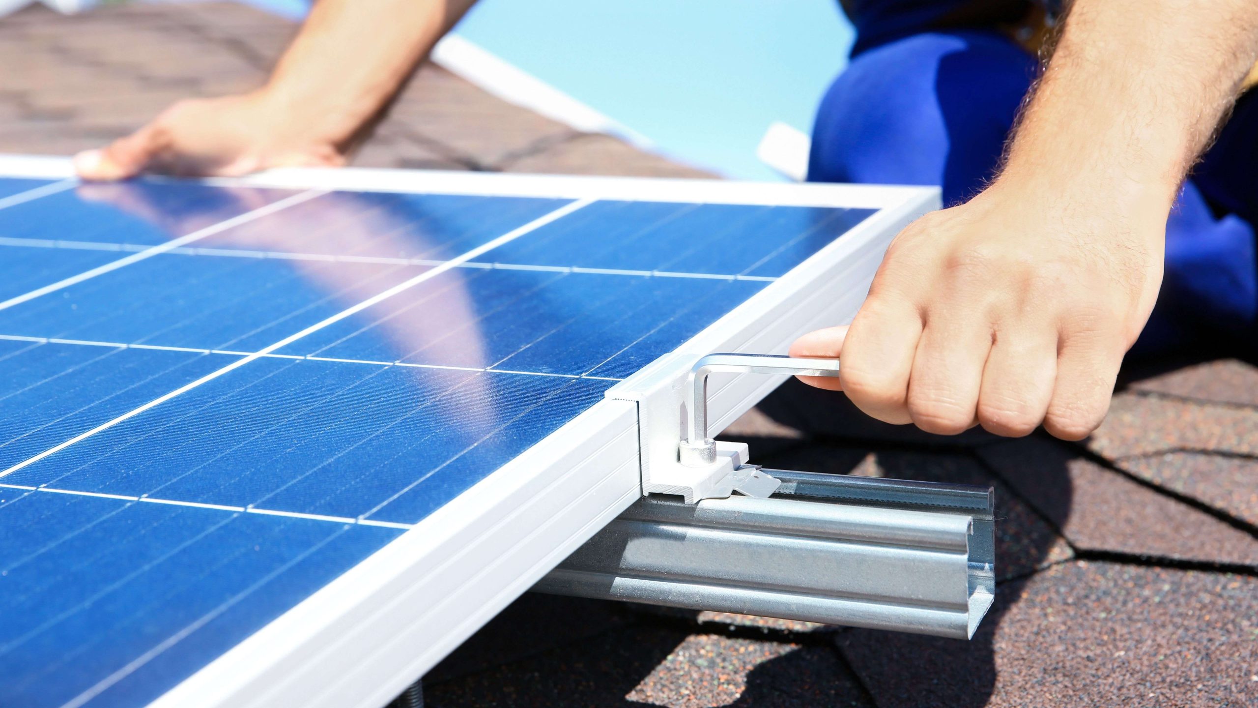 découvrez comment installer des panneaux solaires facilement et efficacement. suivez notre guide étape par étape pour profiter d'une énergie renouvelable et réduire vos factures d'électricité.