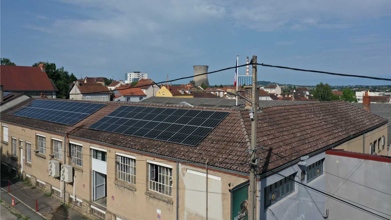 découvrez nos solutions d'installation de panneaux photovoltaïques en saône-et-loire. profitez d'une énergie renouvelable et réduisez vos factures d'électricité tout en contribuant à la protection de l'environnement. contactez nos experts pour un devis personnalisé.