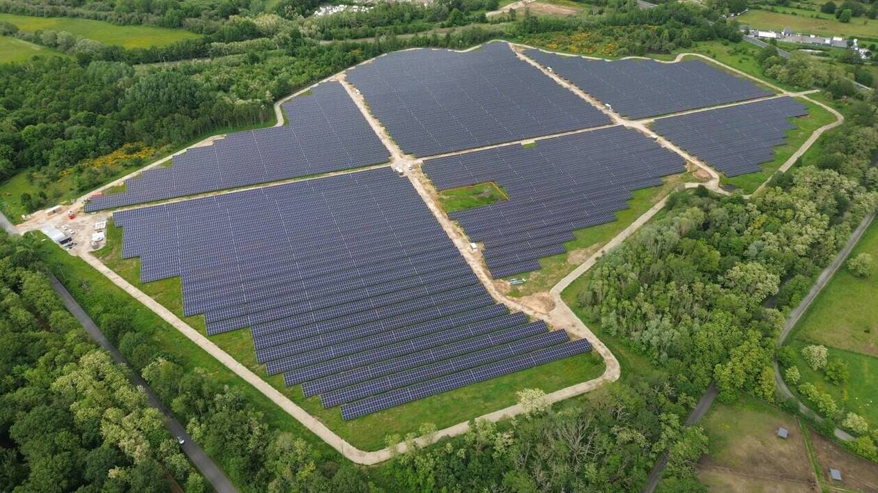 découvrez comment investir dans l'énergie solaire pour rentabiliser votre capital tout en contribuant à la transition énergétique. informez-vous sur les avantages, les projets et les opportunités d'investissement dans le secteur solaire.