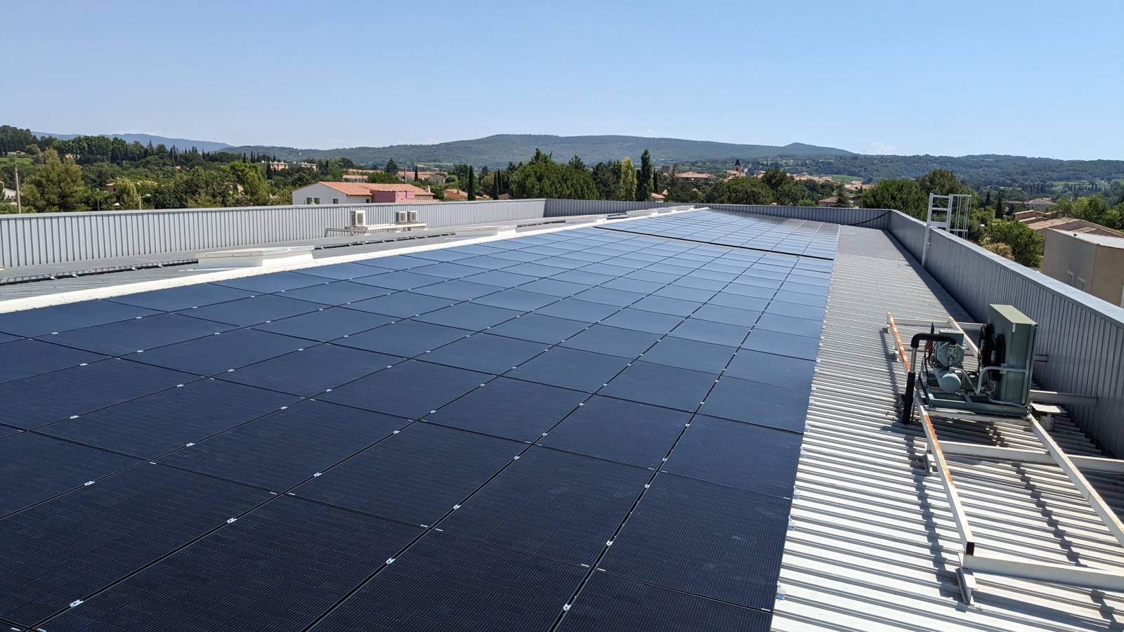 découvrez notre kit solaire revente, une solution clé en main pour profiter de l'énergie solaire tout en maximisant vos profits. idéal pour ceux qui souhaitent investir dans des panneaux solaires et revendre l'électricité excédentaire, ce kit comprend tous les équipements nécessaires et un guide complet pour une installation facile et rapide.