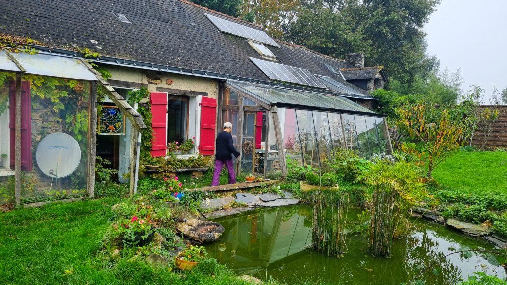 découvrez comment concevoir une maison autonome qui allie confort et respect de l'environnement. optimisez votre consommation d'énergie, utilisez des ressources renouvelables et vivez de manière durable tout en bénéficiant d'un cadre de vie moderne et agréable.