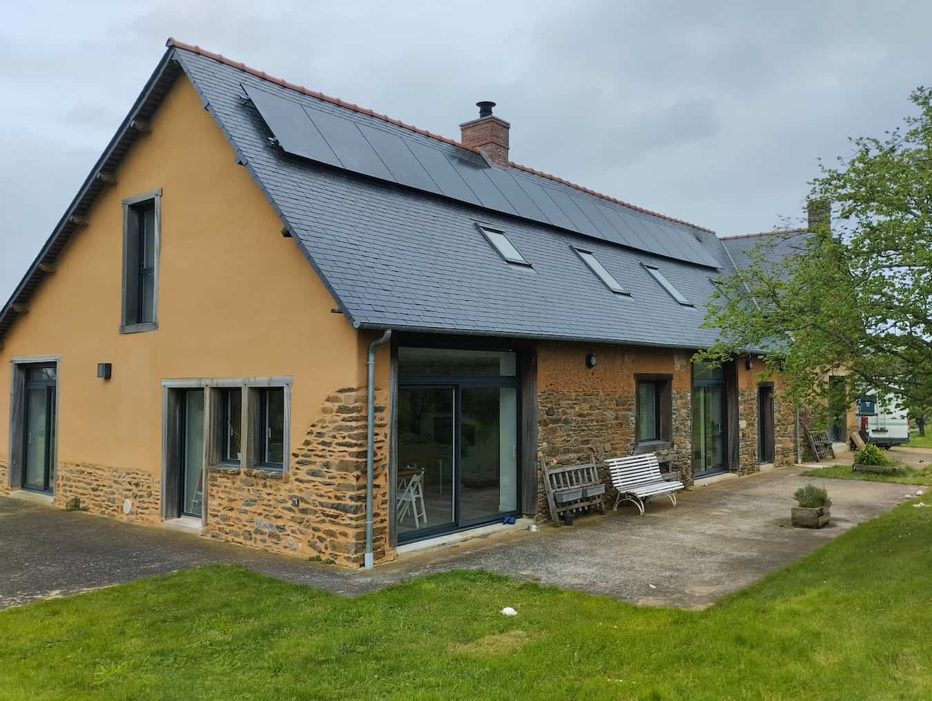 découvrez comment construire une maison solaire rentable, alliant écologie et économie. optimisez votre consommation d'énergie tout en réduisant vos factures grâce à des solutions durables et innovantes.