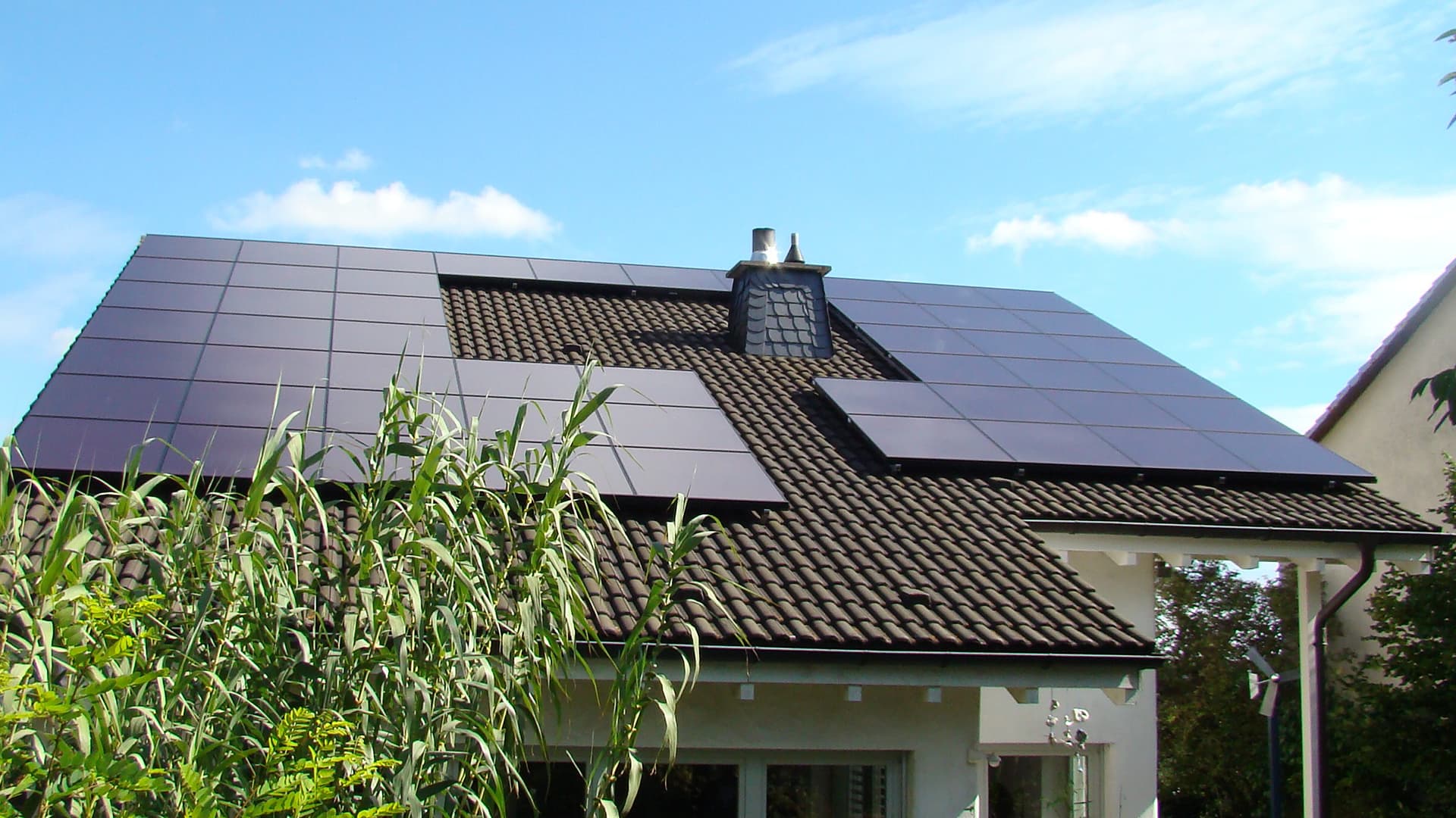 découvrez les avantages du montage photovoltaïque pour votre maison : production d'énergie renouvelable, réduction des factures d'électricité et contribution à la protection de l'environnement. apprenez comment installer votre système solaire et profitez d'une autonomie énergétique.