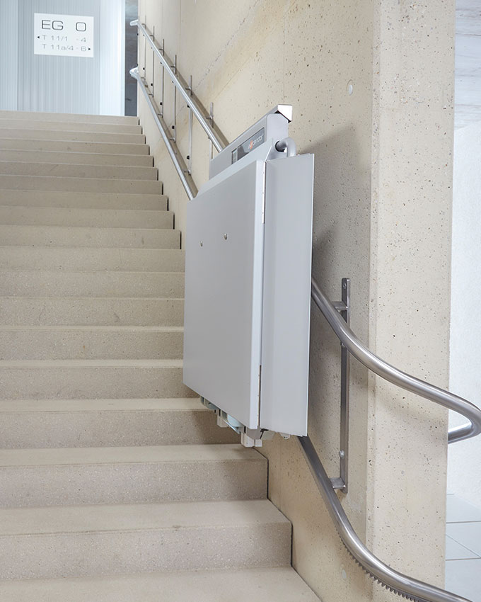 découvrez notre monte-escalier, la solution idéale pour faciliter vos déplacements à domicile. confort, sécurité et autonomie vous attendent avec notre équipement conçu pour s'adapter parfaitement à votre intérieur.