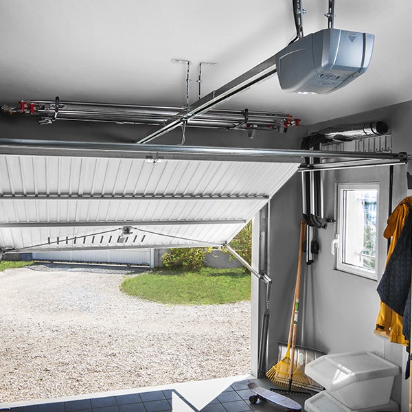découvrez nos solutions de motorisation pour portes de garage, alliant confort et sécurité. optez pour une installation simple et rapide pour faciliter l'accès à votre espace tout en modernisant votre habitat.