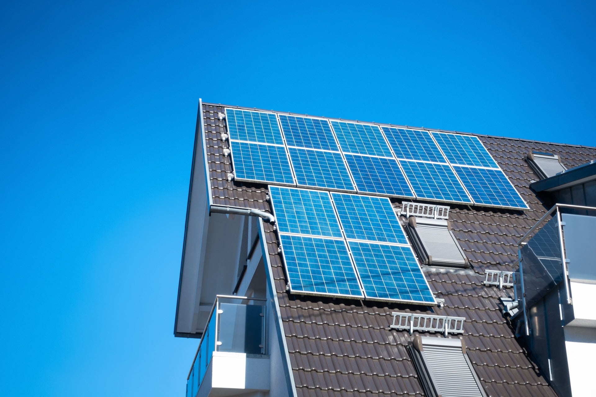 découvrez les normes essentielles régissant les panneaux photovoltaïques, garantissant qualité, sécurité et efficacité énergétique. informez-vous sur les standards techniques et réglementaires à connaître pour assurer une installation optimale de votre système solaire.