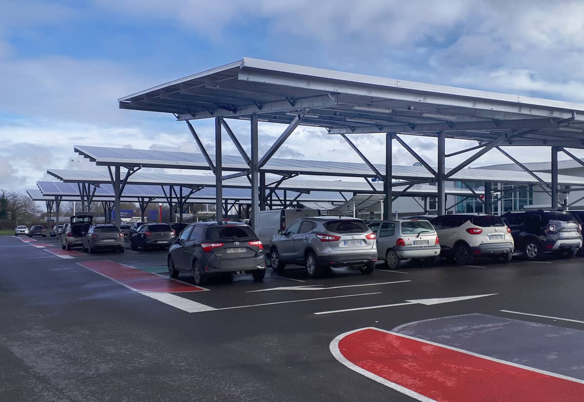 découvrez les avantages des ombrières photovoltaïques, une solution innovante pour produire de l'énergie renouvelable tout en protégeant vos véhicules et espaces extérieurs. idéales pour les parkings, elles allient écologie et praticité.