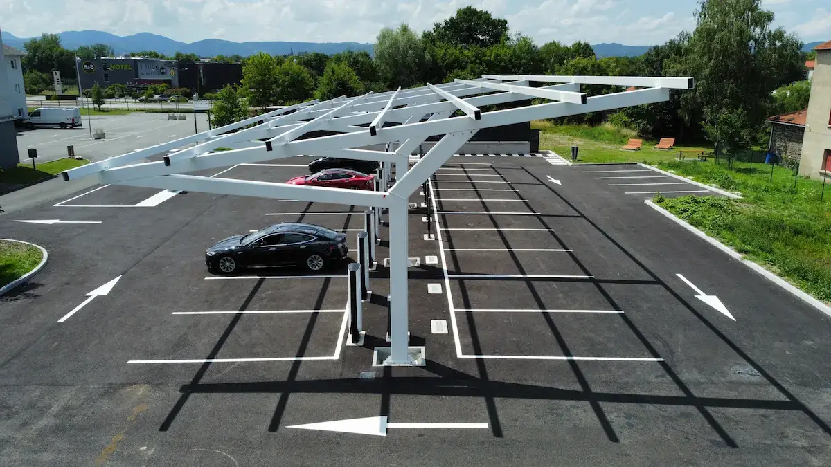 découvrez l'ombrière photovoltaïque, une solution innovante pour produire de l'énergie solaire tout en offrant un abri fonctionnel. optimisez l'espace extérieur de votre propriété tout en contribuant à la transition énergétique.