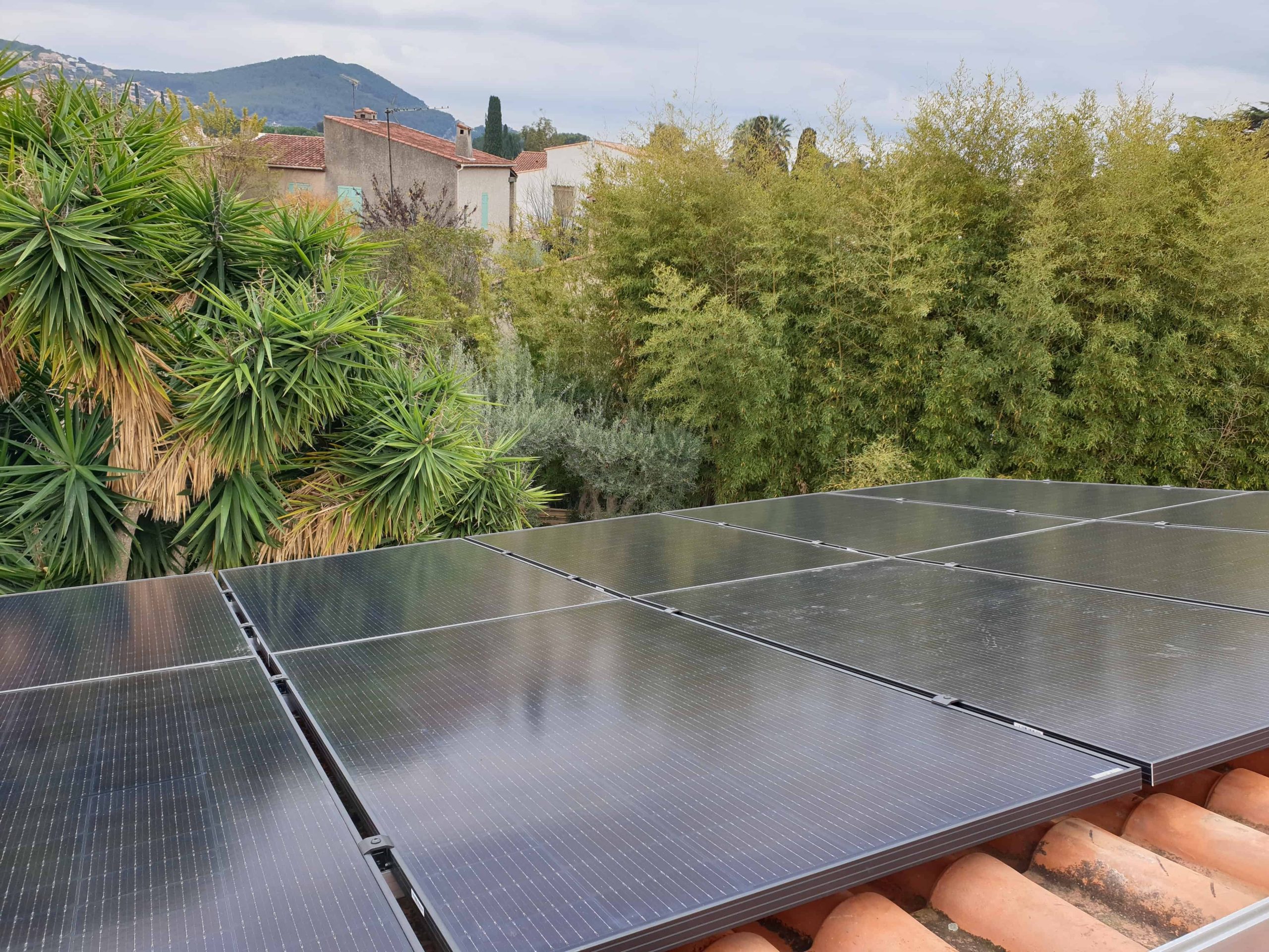 découvrez notre panneau photovoltaïque de 6 kw, une solution énergétique optimale pour réduire vos factures d'électricité et contribuer à la transition énergétique. idéal pour les particuliers et les entreprises, ce système conjugue performance et durabilité, tout en vous permettant de produire votre propre énergie renouvelable.