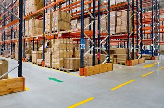 découvrez notre sélection de panneaux pour entrepôts, conçus pour optimiser l'organisation et la sécurité de votre espace de stockage. que ce soit pour le marquage des allées ou pour délimiter les zones de travail, notre gamme de panneaux répond à tous vos besoins en matière d'aménagement d'entrepôt.