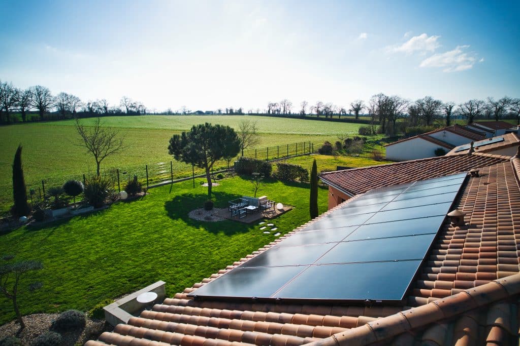 découvrez comment les panneaux solaires peuvent devenir un investissement rentable pour votre maison. optimisez vos économies d'énergie tout en contribuant à la préservation de l'environnement grâce à des solutions solaires économiques et durables.