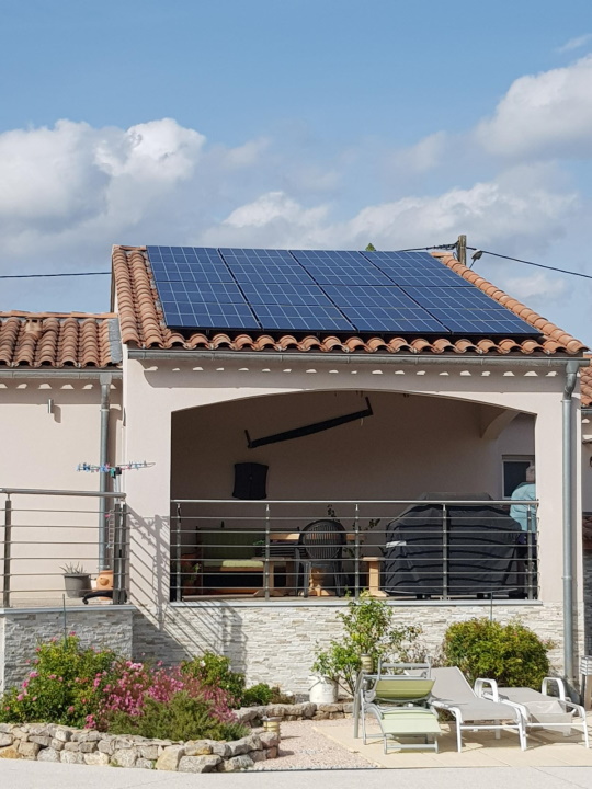 découvrez les avantages des panneaux photovoltaïques pour produire de l'énergie renouvelable. optez pour une solution écologique et économique qui réduit votre facture d'électricité tout en préservant l'environnement.