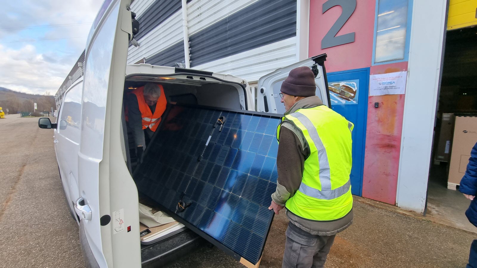découvrez comment les panneaux photovoltaïques contribuent à la lutte contre le changement climatique en produisant une énergie renouvelable propre. explorez les avantages environnementaux et économiques de leur utilisation pour un avenir plus durable.