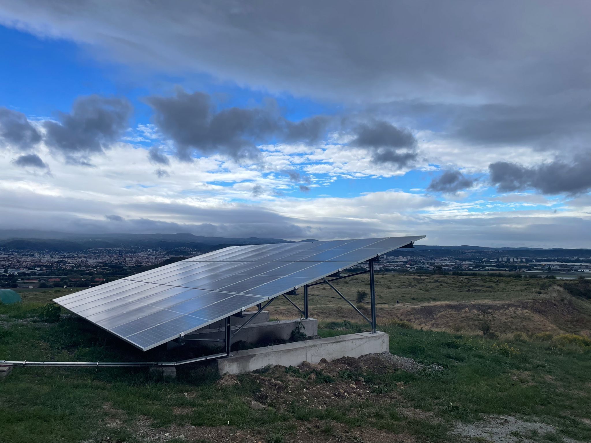 découvrez nos panneaux photovoltaïques hors réseau en maine-et-loire, une solution écologique et économique pour produire votre propre électricité. profitez d'une autonomie énergétique optimale tout en préservant l'environnement. contactez-nous pour un devis personnalisé!