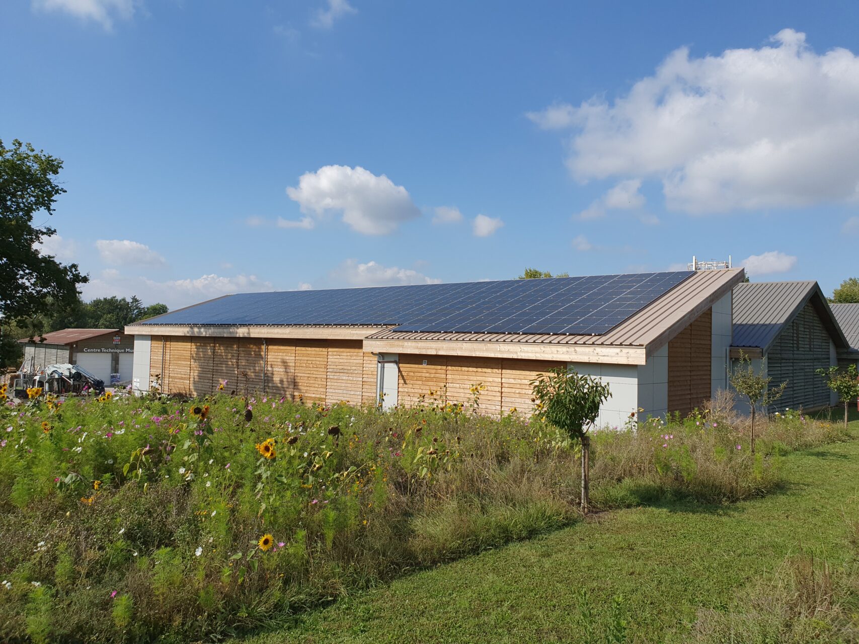 découvrez comment la mairie s'engage pour l'environnement en intégrant des panneaux photovoltaïques dans ses projets. informez-vous sur les avantages de cette initiative écoresponsable et les bénéfices pour la communauté.
