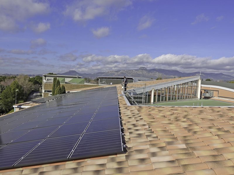 découvrez comment l'installation de panneaux photovoltaïques à la mairie contribue à la transition énergétique, réduit les coûts d'électricité et favorise une gestion écologique de l'énergie.