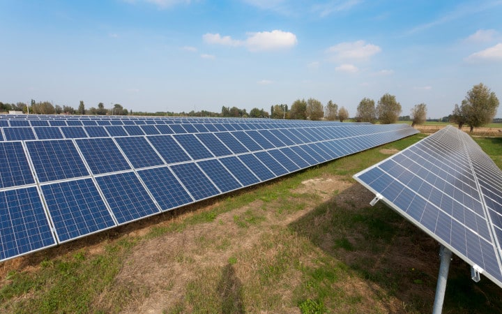 découvrez comment les panneaux solaires agricoles peuvent transformer vos exploitations en sources d'énergie durable, réduisant vos coûts et augmentant votre rentabilité tout en préservant l'environnement.
