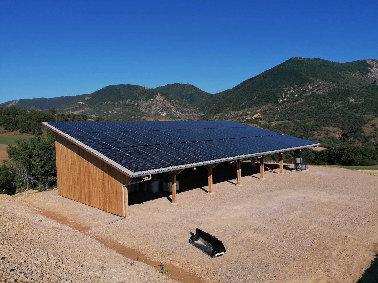 découvrez comment l'installation de panneaux solaires sur votre hangar peut optimiser votre consommation énergétique et réduire vos coûts. profitez d'une solution durable et écologique tout en protégeant vos biens.