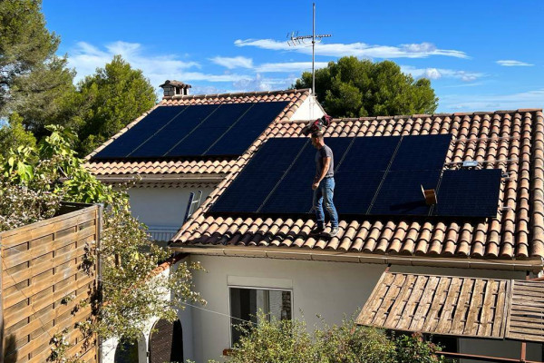 découvrez comment les panneaux solaires pour maison peuvent réduire votre facture d'électricité, augmenter la valeur de votre propriété et contribuer à la protection de l'environnement. apprenez tout sur leur installation, leurs avantages et les aides financières disponibles.