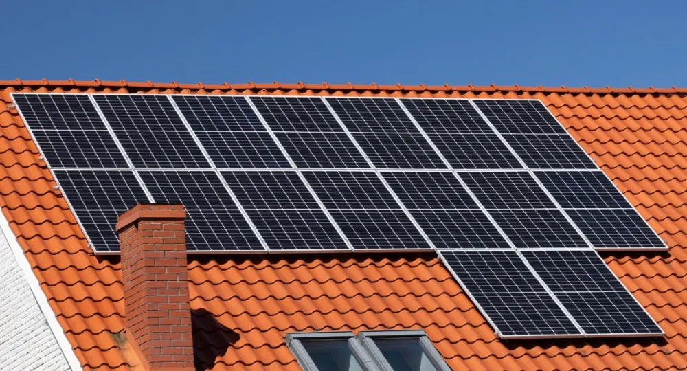 découvrez comment les panneaux solaires peuvent devenir une solution rentable pour économiser sur vos factures d'énergie tout en contribuant à la protection de l'environnement. informez-vous sur les avantages financiers, les subventions disponibles et les meilleures options pour votre installation.