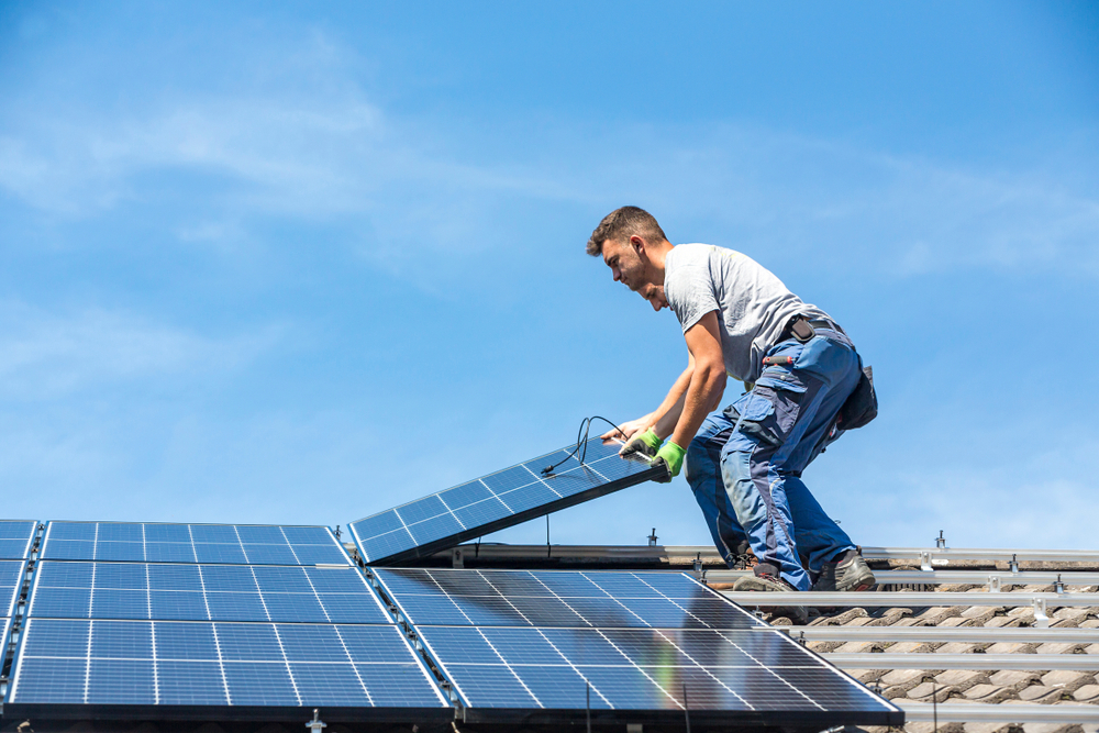 découvrez les avantages des panneaux solaires sur toiture : profitez d'une énergie renouvelable, réduisez vos factures d'électricité et valorisez votre bien immobilier tout en contribuant à la protection de l'environnement.