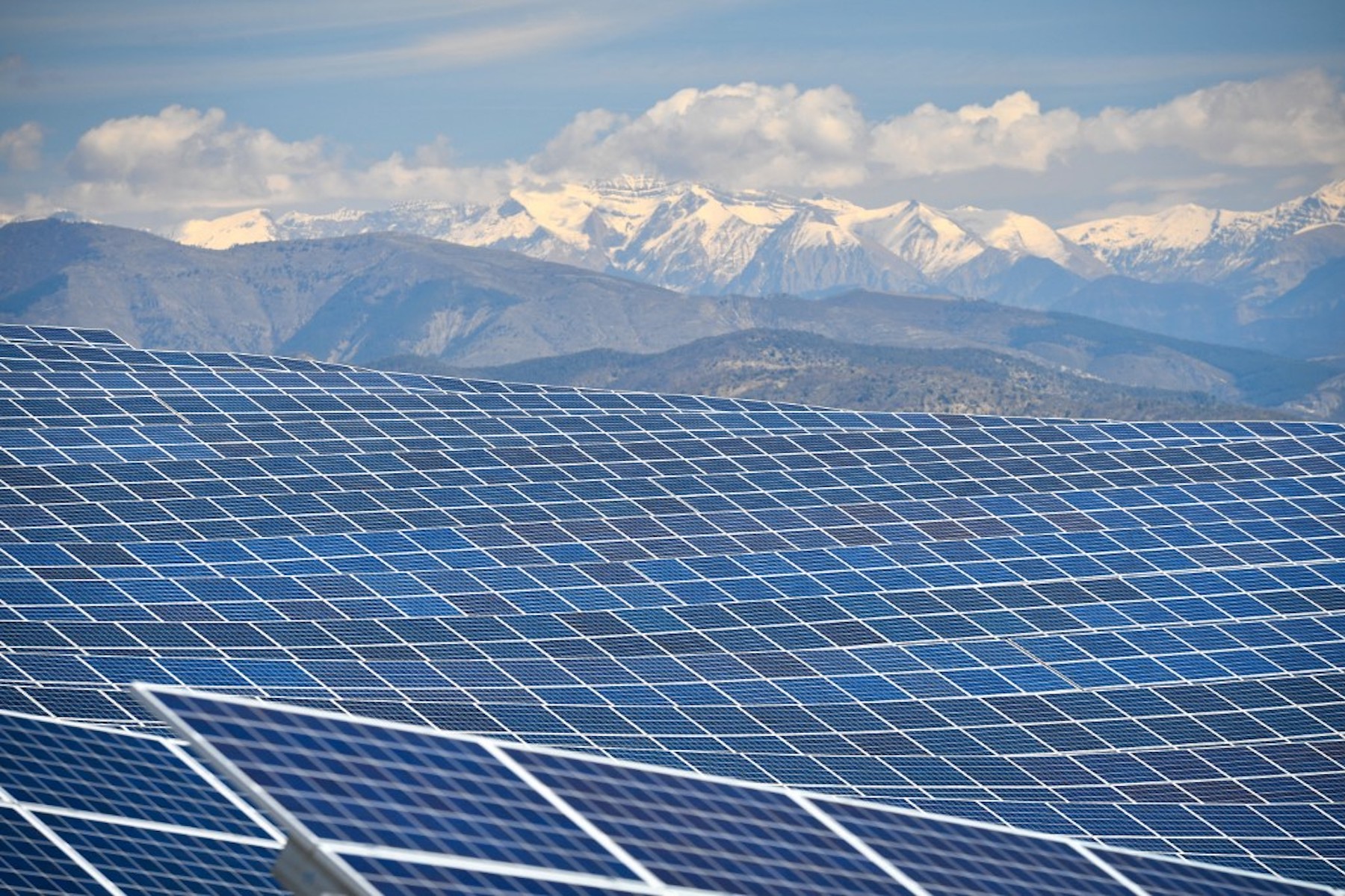 découvrez notre parc photovoltaïque durable qui utilise une technologie de pointe pour produire de l'énergie propre et renouvelable. engagez-vous pour l'environnement et profitez d'une énergie gratuite grâce à des solutions écologiques et responsables.