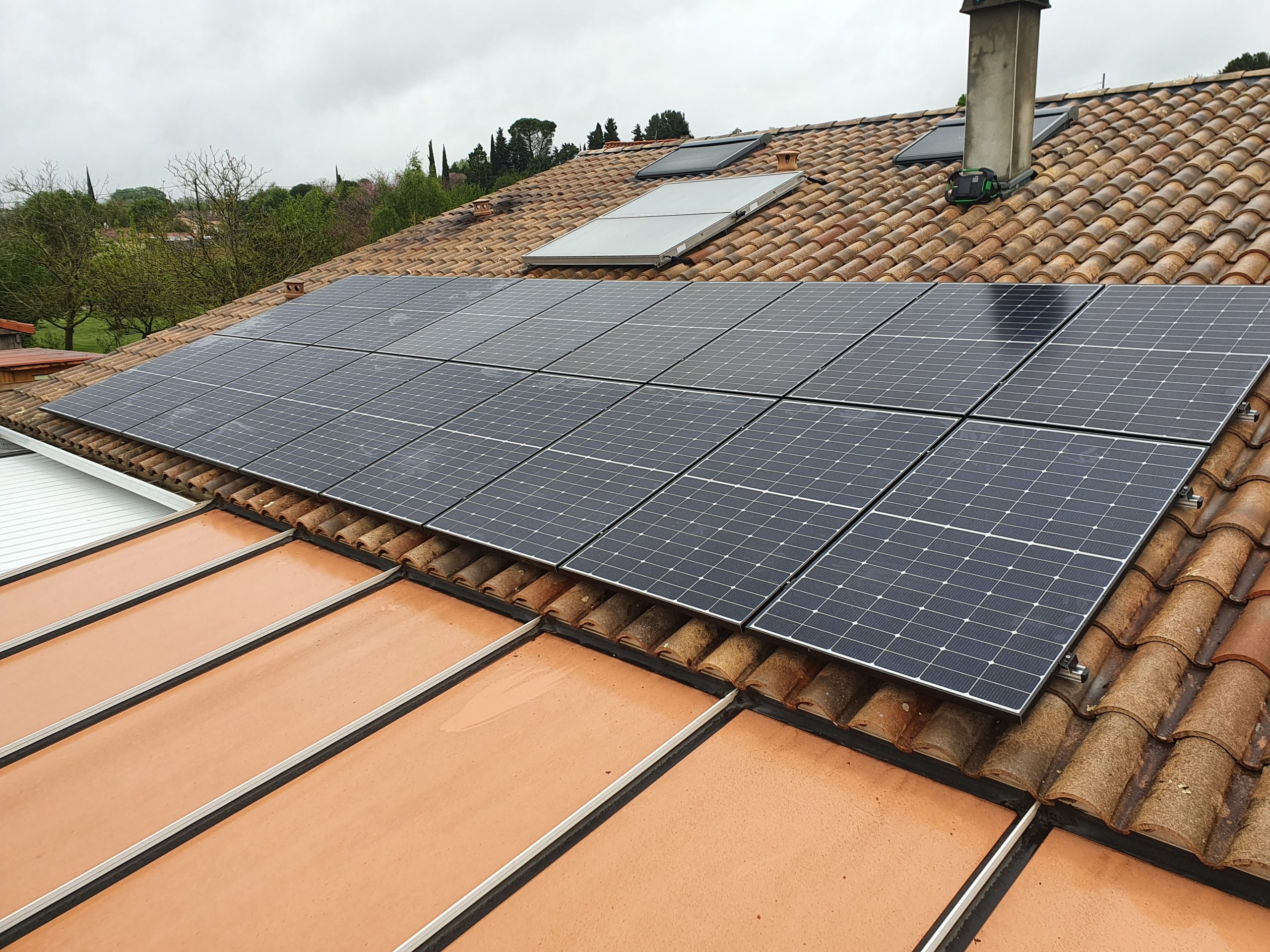 découvrez le système photovoltaïque 6 kwc, une solution efficace pour produire votre propre électricité et réduire votre facture énergétique. idéal pour les particuliers et les entreprises, ce système optimise le rendement solaire tout en respectant l'environnement.