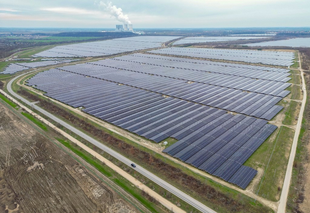 découvrez l'évolution du secteur photovoltaïque en europe depuis 2004, ses innovations, ses défis et sa contribution à la transition énergétique. plongez dans les chiffres et les tendances qui façonnent l'avenir de l'énergie solaire en europe.