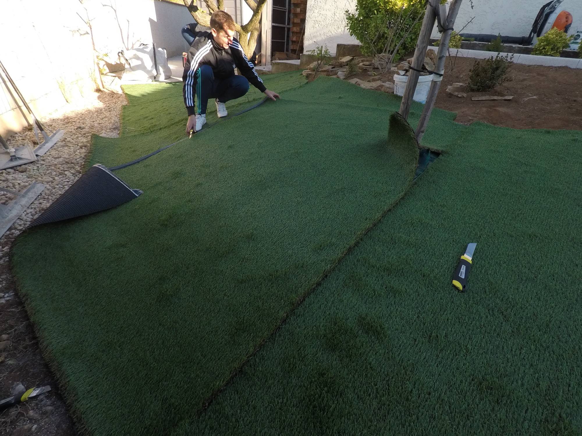 découvrez nos services professionnels de pose de gazon synthétique pour embellir votre espace extérieur. profitez d'un entretien minimal et d'une verdure tout au long de l'année, idéale pour jardins, terrasses et terrains de jeux.