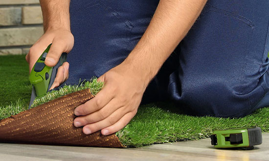 découvrez notre service professionnel de pose de gazon synthétique, offrant une solution durable et esthétique pour embellir votre jardin. profitez d'un espace extérieur toujours verdoyant sans entretien, résistante aux intempéries et parfaite pour tous vos moments en famille ou entre amis.